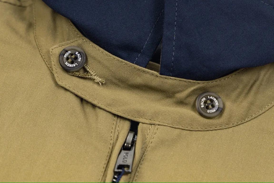 P300 model number: G317 Ralph Lauren's new 24ss classic embroidered logo lapel executive zipper jacket for both men and women. 1️⃣Selected from high-quality original developed pure cotton fabric, with customized plaid lining inside, the overall wear effect is very soft and comfortable. 2️⃣The workmanship details are perfectly controlled, with exquisite small logo embroidery on the chest, and the unique design style of splicing technology is used on the dropped shoulders to highlight your personality! The version is simple but not simple! 3️⃣ Complete with tag accessories, unisex design, and a very versatile jacket for men and women!  Color: black, navy blue, khaki Size: S, M, L, XL